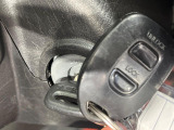 【キーレス】少し離れた場所からでもボタン一つでドアの開錠・施錠ができるのでとっても便利!ドアの鍵穴周りに傷をつけることもありません♪