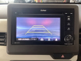 【バックカメラ】運転が苦手な方も車庫入れラクラクです!ギアをリバースに入れれば自動的に切り換わりますので、面倒な操作は不要です♪狭い駐車場もお車を傷つけず安心ですね!