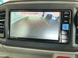リバースギアに入れるだけで後方の表示へ切り替わります。夜間や雨の日の駐車も楽になりますよ。