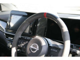 レッドセンターマークやレッドステッチの加飾。気分が高まるNISMO専用本革巻ステアリング。