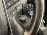前方の車との車間を設定し、スピードを上げたり緩めたりを自動で行ってくれる追尾式の「レーダークルーズ」。上級装備の一つです!高級車にしかつかない嬉しい機能です。