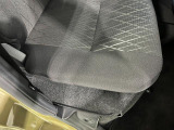 痛みの出やすい運転席シートの角、フロアマット、座面、ともに良好です