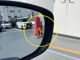 走行中、後方から接近する車両を知らせ、点灯したドアミラー側にウインカーを操作すると点灯とブザー音により注意を知らせる【ブラインドスポットモニター】