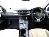 上質で落ち着いた印象のインパネ。視界も広々で運転しやすいです。