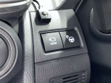 【アドバンストパーク】カメラやソナーによって、周囲を監視しながら駐車を支援。障害物を検知した場合には警報を鳴らし、ブレーキ制御を行うことで接触回避を支援します。