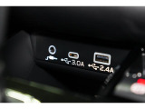 スマートホンなどの充電に便利なUSB出力電源を、シフト前ポケットに装備。