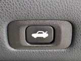 ボタン一つでトランクオープンが可能!車内から操作できる為、非常に便利な装備の一つとなります!
