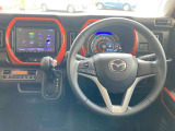 【運転席インテリアデザイン】左右対称のインテリアデザインでドライバーを包み込み運転に集中できるように設計されています。