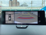 周囲の見通しを高めた設計、狭い場所での取り回しや駐車をサポートする全周囲カメラ(360&deg;ビューモニター)を装備。車体が大きく見えがちなCX-60でも、上空から見下ろす視点で驚くほど簡単に駐車できます。