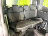 床下収納式のサードシートです。座席部分をコンパクトに収納でき、広大な荷室スペースとしてお使いいただけます!乗車人数や荷物の量など利用シーンに合わせて3列目を有効活用でき、とっても便利♪