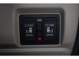 両側電動スライドドアです。ハンドル付近に開閉スイッチがあるので、運転席からも操作が可能です。
