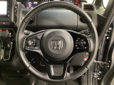ハンドルにHondaセンシング系のクルーズコントロールやレーンキープアシストなどのスイッチと、オーディオの操作スイッチが装備されています。ハンドルから手を離さず安全に操作できます。