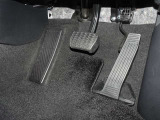 運転席アクセル・ブレーキペダル