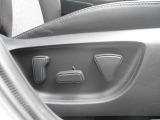 運転席は電動パワーシート。電動ならではの細かい調整が出来、身長に関係なく運転しやすいポジションがとれます。
