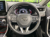 インテリアに合わせたデザインのステアリングは、運転される方のことも考え、運転しやすい形状、大きさです。是非一度、実際に触ってお確かめください。