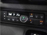 【オートエアコン】温度を設定すれば自動で快適な車内温度を保ちます。エアコン内部の高性能脱臭フィルターで車内のアレルゲンや花粉を除去。