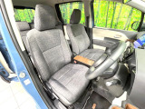 運転席まわりには十分なスペースがあり、大柄な方でもゆったり運転していただける環境です。