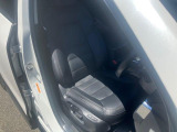 運転席近影。黒色の革シートは高級感とスポーツ感を引き立てます。