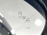 【ブラインドスポットモニター】走行中、ドアミラーの死角になりやすい箇所に後続車が接近するとサイドミラーのレンズに警告を表示!ドライバーに注意喚起をしてくれます。
