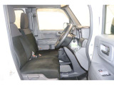 操作性に優れた運転席となります!小物入れや各ボタンの配置にこだわり、使いやすいです!座り心地もよく視認性も良好なのでロングドライブもお任せ下さい!