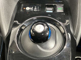 手のひらで包むように軽く動かすだけで操作できる、まったく新しいマウス感覚の電制シフト。バッテリーの健全性を示すセグメント。