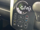 【オートエアコン】一度お好みの温度に設定すれば、車内の温度を検知し風量や温度を自動で調整。暑い&hellip;寒い&hellip;と何度もスイッチ操作をする必要はありません。快適な車内空間には必須の機能ですね♪