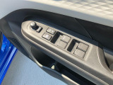 運転席アームレストに、【リモコンドアミラー】【パワーウィンドウ】スイッチあり。手元で操作ラクラク。