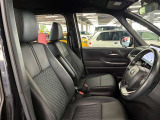 運転席の画像です。足元やシートまわりに余裕があり、リラックスした姿勢で運転が可能です。視界も良好で操作系へのアクセスもしやすく、快適で安心感のあるドライブをサポートします。