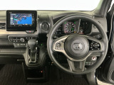 【ハンドル】運転にかかわる様々な操作を安全に行えるように視点移動が少なく操作性に配慮されたスイッチ類が凝縮されたコックピットです。