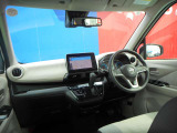 フロントガラスが広く視界が広々としているので、運転がとてもし易いです!