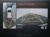 パノラミックビューモニター付きです。車両を上から見た様な映像を画面に表示。運転席からの目視だけでは見にくい、車両周辺の状況をリアルタイムでしっかり確認出来ます。