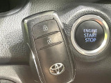 【スマートキー】カバンやポケットに入れたままでもドアの施錠・解錠が可能なスマートキーを装備。エンジンのオン・オフ時もカギを取り出す必要が無いからとっても便利です♪