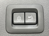 【パワーバックドア】スマートキーや運転席のボタンを押すだけでリアゲートが自動で開閉します!荷物を持っている時や、高い位置にあるバックドアを閉める際に便利な機能です♪
