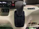 CVT車のセレクトレバーです。低速から高速まで、変速ショックのないスムーズな走りを実現するとともに、エンジン効率のよい領域を維持することで燃費にも貢献します。