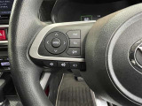 【ステアリングスイッチ】運転中に視線を前に向けたまま画面の操作できます。