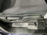 シートハイトアジャスターが付いているので運転姿勢を調整するのに便利ですね。身長に合ったシートポジションは安全運転や疲労軽減にもつながります。