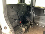 後席の座面をはねあげると、後席のあったスペースがそのまま高さのある荷室空間に!背の高い荷物も横にせずそのまま積み込めます。もちろん左右片方だけのアレンジも可能です。