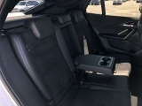 後席も使用感はさほど感じず、運転席・助手席同様に清潔感があります。後席シートもしっかりと作り込まれていますので、座り心地も悪くありません。是非、実車にてご確認下さい。