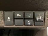 ハンドルの右側にはヘットライトリベライザーとHondaセンシング用のメインスイッチがついています。ヘッドライトリベライザーは道路状況や積荷の加重に応じてライトの高さを調節できます。