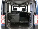 バックドアを上げた状態です。シートを倒せば荷室のスペースが広くなります!用途に合わせて快適な室内を!