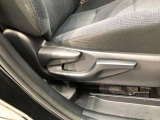 運転席シ-ト座面は上下アジャスタ-付です。お好みの位置に調整可能です。
