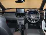 デザインもよく、居心地のよい運転席ですね。分かりやすいスイッチ類ですから操作もしやすく運転をサポートします。ぜひご来店いただき、実際にお座りいただいてステアリングを握ってみてください!