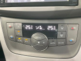 【オートエアコン】一度お好みの温度に設定すれば、車内の温度を検知し風量や温度を自動で調整。暑い&hellip;寒い&hellip;と何度もスイッチ操作をする必要はありません。快適な車内空間には必須の機能ですね♪
