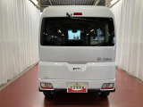 跳ね上げ式バックドアなので、雨天時の荷物の出し入れの際も濡れにくいです。