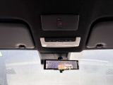 スマートルームミラーは室内の荷物などで後方の視界が遮られても、カメラの映像を直接ルームミラーに表示することができ、視界を確保できます。
