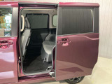 【両側オートスライドドア】子供を乗せたりするのにも隣のお車を気にせずストレスフリー★雨の日などはリモコンキーからドアの開閉ができとても便利♪