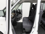 後退時に車両の後ろ側をモニター画面に表示します。車庫入れなどでバックする際に後方確認ができて便利です。車庫入れが苦手な人もこれで安心。