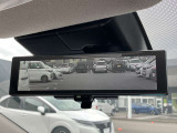 インテリジェントルームミラーは後席の人やヘッドレスト、荷室に積んだ荷物などで後が見にくい時でも、車両後方のカメラ映像をミラー面に映し出すので、いつでもクリアな後方視界が得られます。