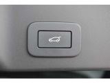 ボタン1つで自動開閉するパワーテールゲート。ドアを上げ下げすることなく楽々開閉。