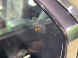 ブラインドスポットモニター ドライバーの死角に他の車を検知すると、ドアミラーの小さな警告灯が点灯。安全に車線を変更できます。ステアリングホイールを制御して衝突を回避するアシストをします。